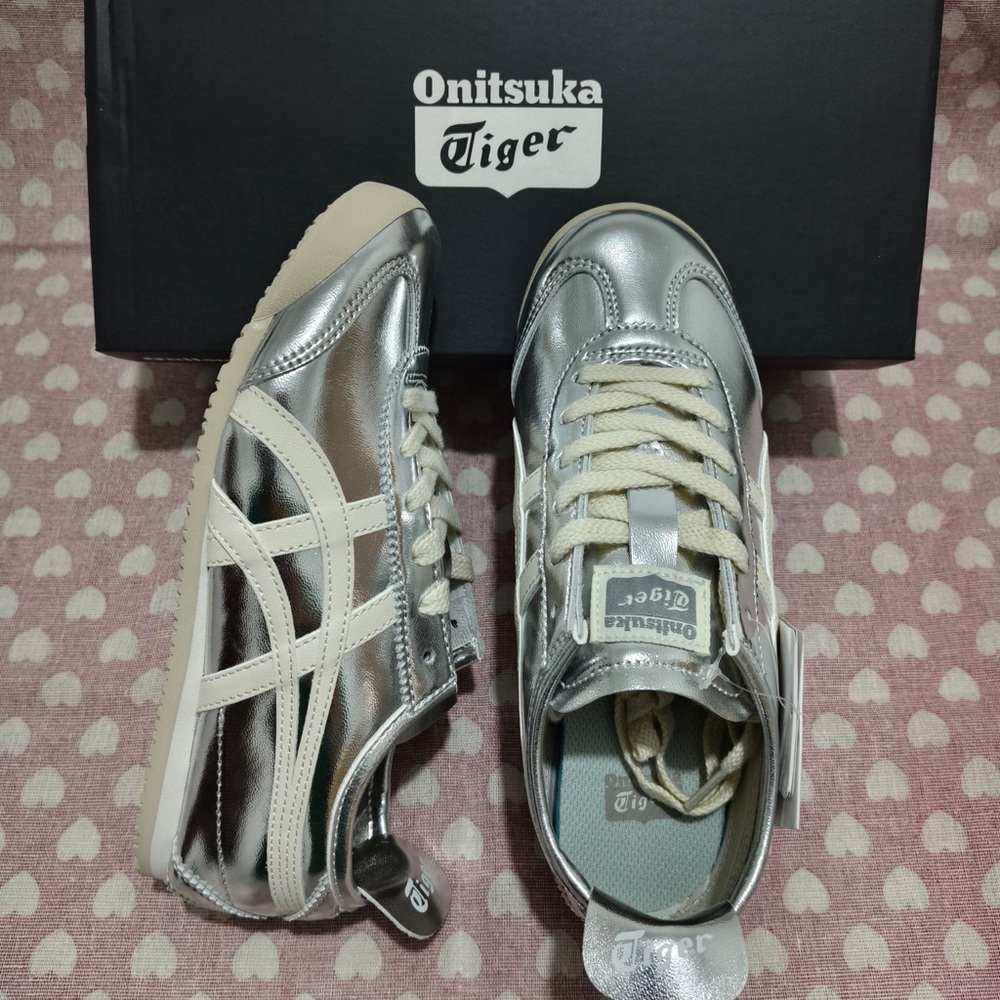 Onitsuka Tiger Metallic Silver & Cream Kids Sneakers - Picture 2 of 13